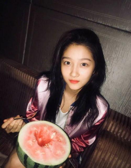 挑瓜吃瓜拍照图片高清,定格夏日田园美好时光