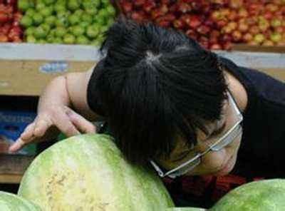 挑瓜吃瓜拍照图片高清,定格夏日田园美好时光