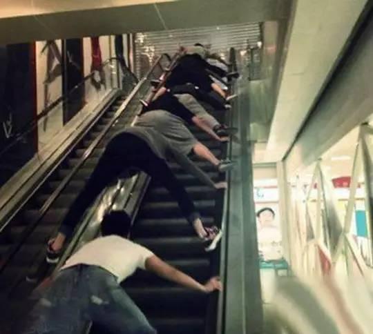 电梯吃瓜视频搞笑,吃瓜群众变身喜剧大师