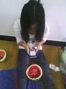 搞笑蒙眼吃瓜图片大全,趣味十足瞬间集锦