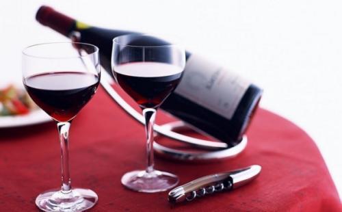 吃二甲双瓜可以喝红酒吗,饮酒时的注意事项与建议