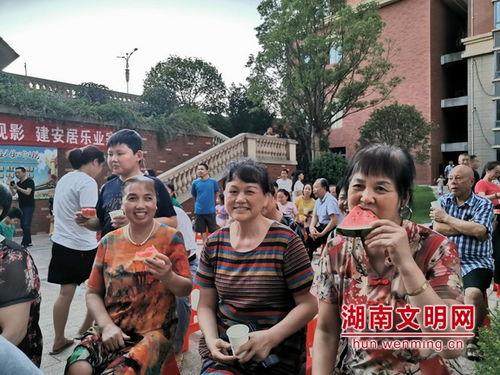 小区物业开展吃瓜,小区物业打造夏日消暑新风尚