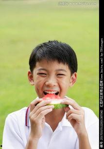 男生迅速吃瓜,瓜分速度惊人！揭秘男生吃瓜界的“闪电侠”
