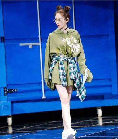 戚薇飞机吃瓜,飞机上吃瓜成网红新姿势