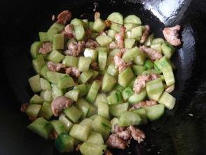 路边吃烧瓜,品味生活滋味