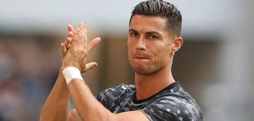 c罗在街上吃瓜,享受平凡生活瞬间