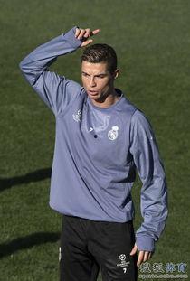 c罗在街上吃瓜,享受平凡生活瞬间