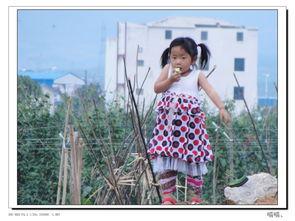 美女田边吃瓜,甜蜜瞬间定格