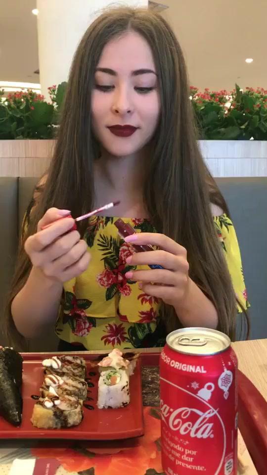 女生发哈哈吃瓜,揭秘“哈哈吃瓜”背后的娱乐风云