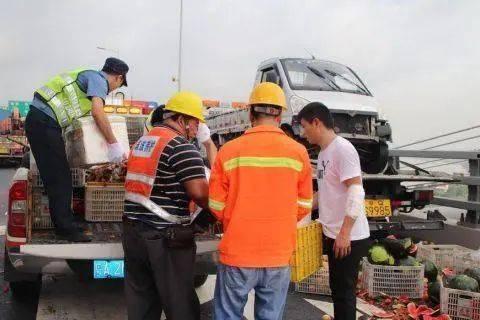 小货车吃瓜群众