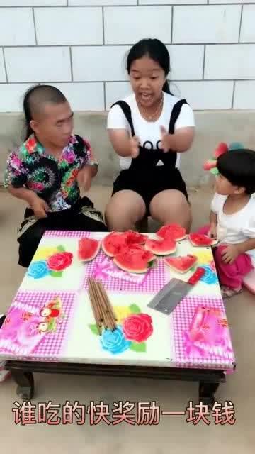 女友吃瓜搞笑视频